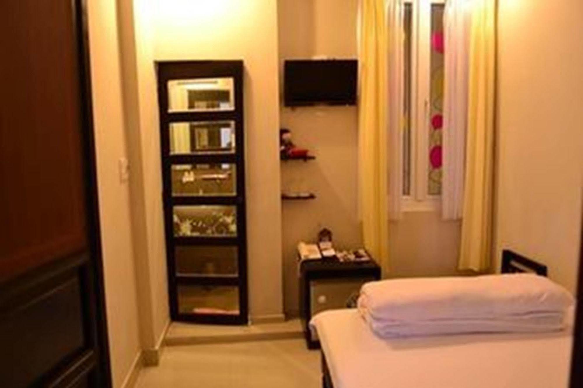 Hue Nino Hotel Exterior photo